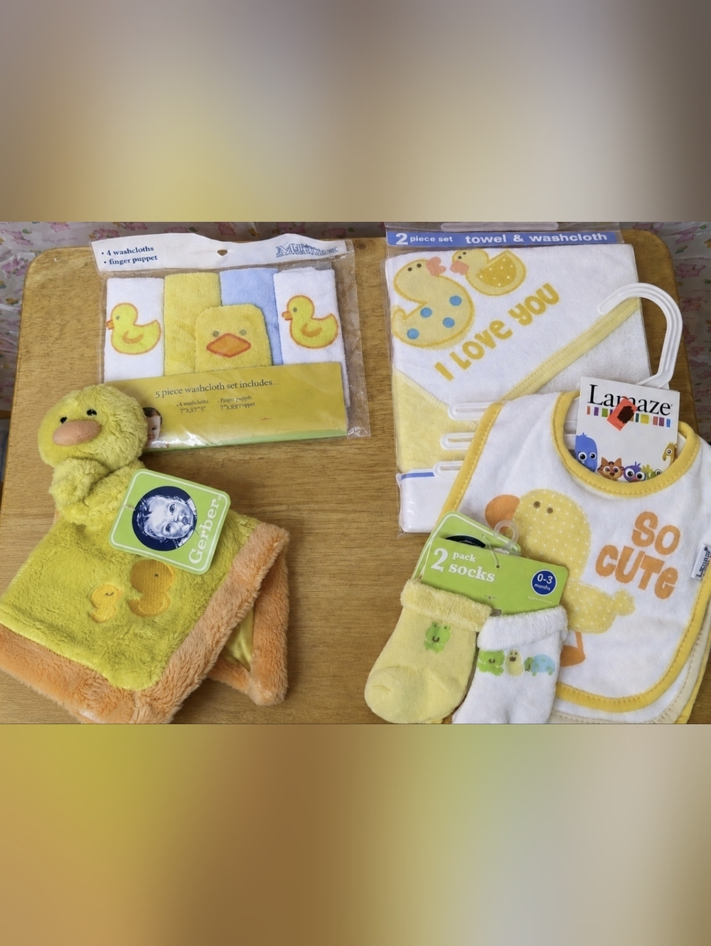 New duck and friends gift set hooded towel washcloths bibs socks blankie, T19MIS